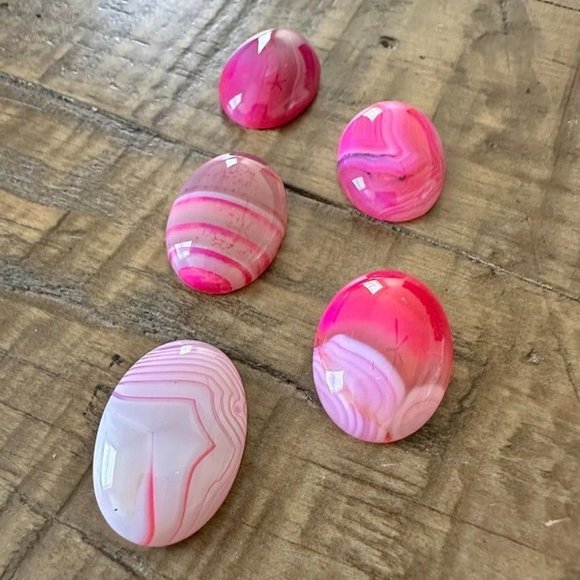 18mm Violet Red Banded Agate Oval Cabochon - Dyed - Striped Agate - Picture 4 of 4